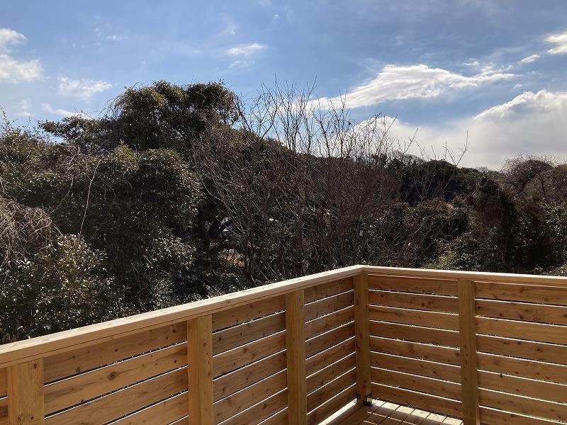 鎌倉市津の賃貸物件/2階 バルコニー｜緑と空が良く見えます。道路から反対側なので思いっきり洗濯も干せます