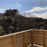 鎌倉市津の賃貸物件/2階 バルコニー｜緑と空が良く見えます。道路から反対側なので思いっきり洗濯も干せます