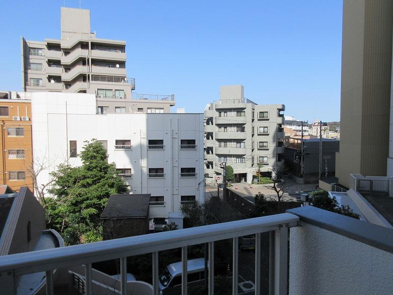 小さなバルコニーからも、青空が見えて圧迫感はない