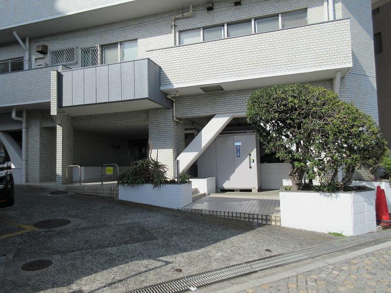マンションの入り口。アロエの植栽が