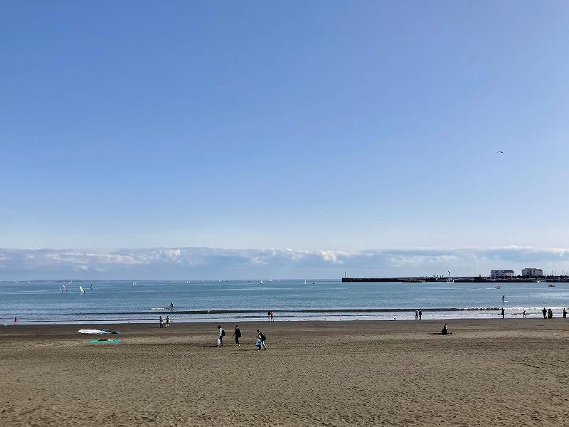 周辺|片瀬海岸東浜。波が穏やかで遠くには灯台が見えます