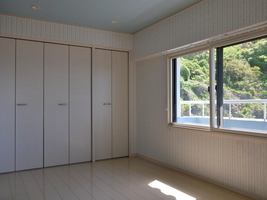 横須賀市秋谷三丁目の賃貸物件/洋室6帖｜背面の緑も迫力があって良い
