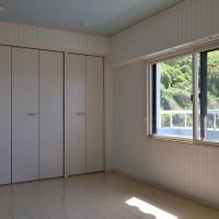 横須賀市秋谷三丁目の賃貸物件/洋室6帖｜背面の緑も迫力があって良い