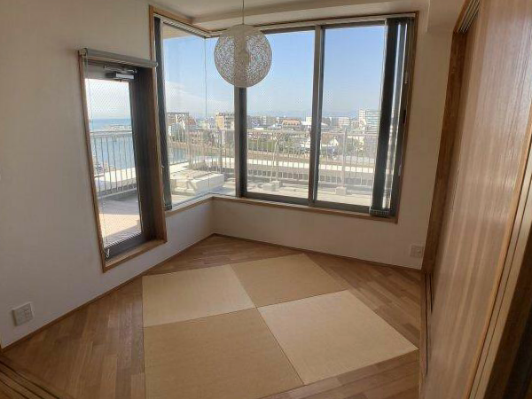 和室の奥には広々ルーフバルコニー