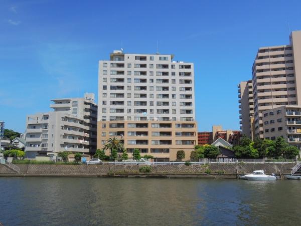 川沿いは人通りもまばらです