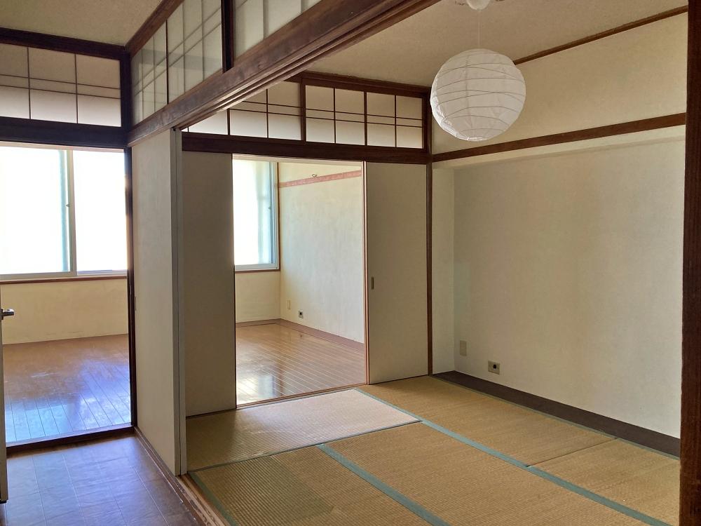 和室|ガラスの欄間がレトロでいい