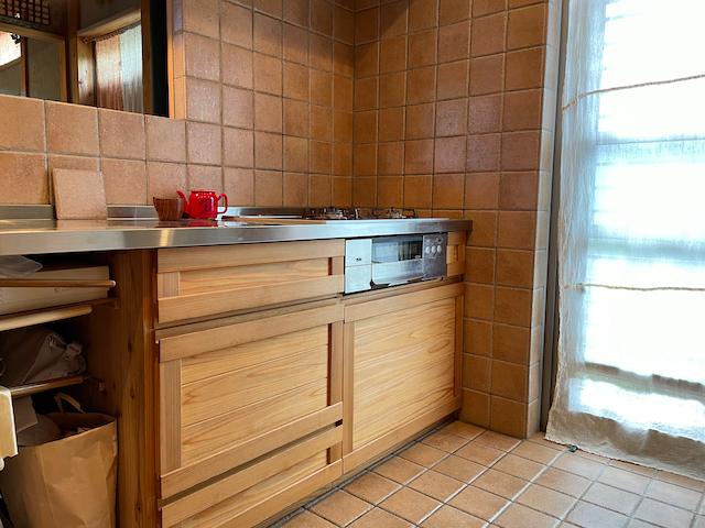 鎌倉市山崎の賃貸物件/キッチンは無垢の造作