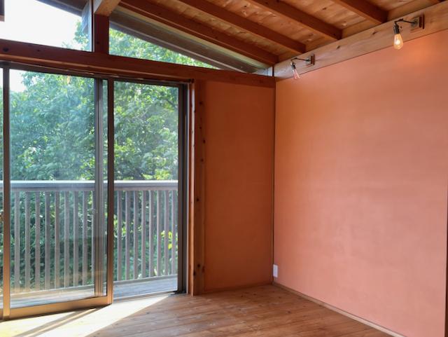 鎌倉市山崎の賃貸物件/ワークスペースは淡い色の漆喰