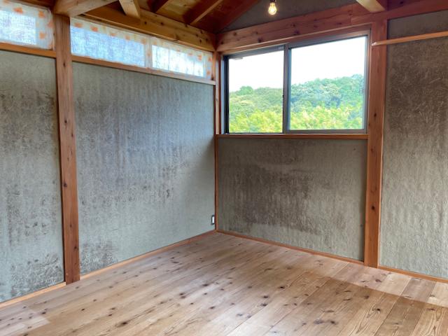 鎌倉市山崎の賃貸物件/土壁は部屋ごとに表情が異なります