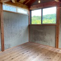 鎌倉市山崎の賃貸物件/土壁は部屋ごとに表情が異なります