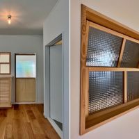 横須賀市秋谷一丁目の賃貸物件/左：玄関ホール｜右：木製室内窓