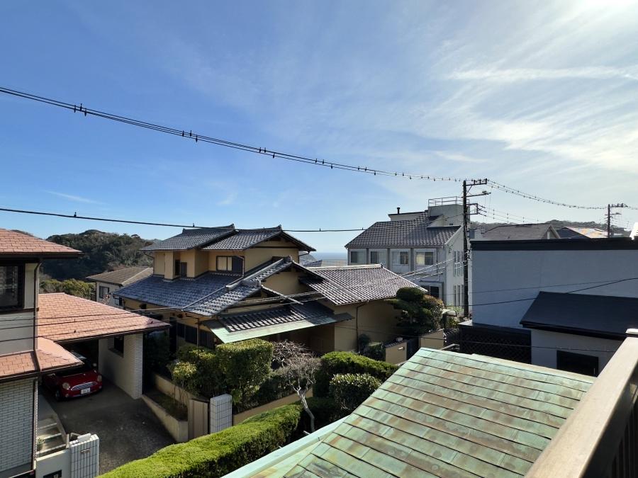 葉山町堀内の売買物件/バルコニーからの眺望｜遠くに海が見えます。手前の銅板屋根が味わい深い
