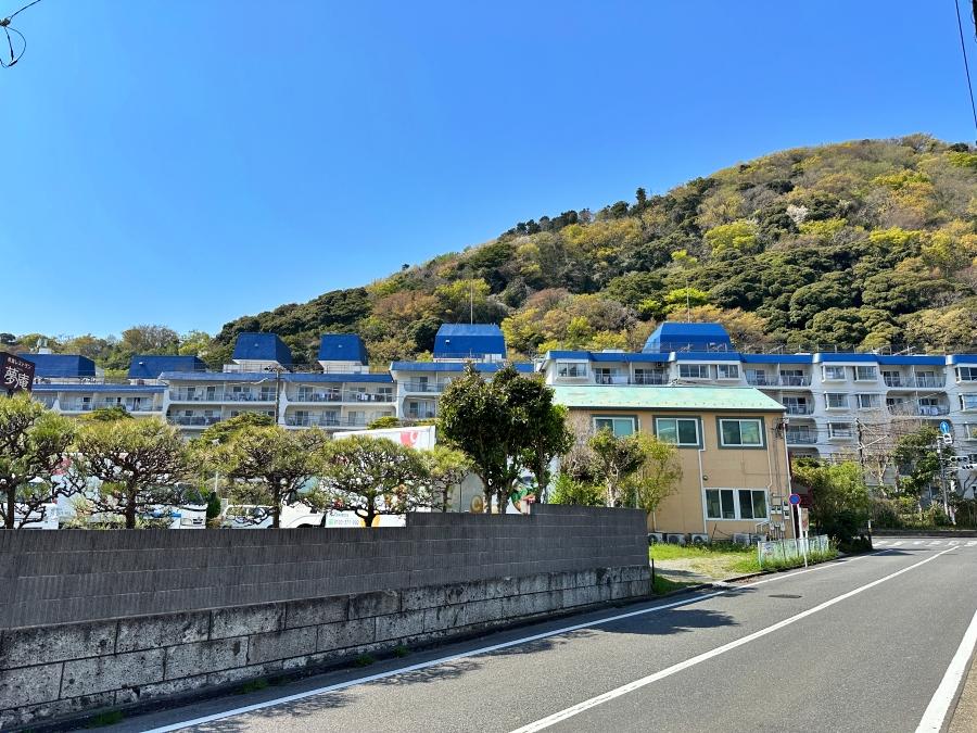 葉山町一色の売買物件/外観を下から見上げる｜近づくとより迫力が増します