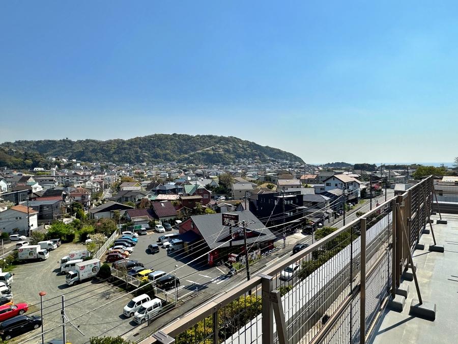 葉山町一色の売買物件/屋上｜住人なら自由に出入り可能。右奥には葉山御用邸と相模湾も