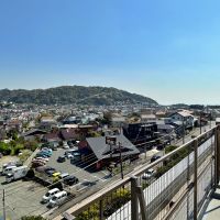 葉山町一色の売買物件/屋上｜住人なら自由に出入り可能。右奥には葉山御用邸と相模湾も