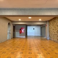 葉山町一色の売買物件/エントランスロビー｜床と壁のタイルとコンクリートの躯体がかっこいい