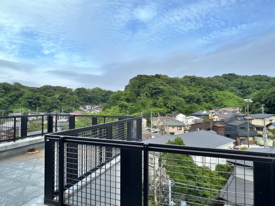 鎌倉市笛田五丁目の売買物件/ルーフバルコニーからの眺望｜周囲が緑に囲まれています
