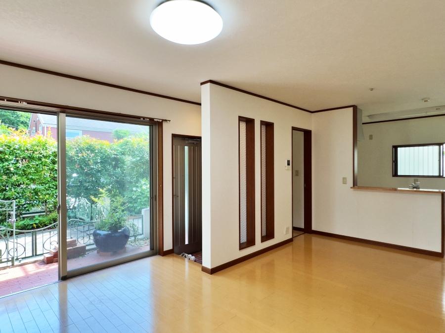 逗子市山の根二丁目の賃貸物件/リビング｜掃き出し窓の外には赤レンガのポーチと緑