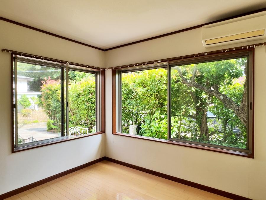 逗子市山の根二丁目の賃貸物件/洋室｜ワイドな窓から植栽の緑がこんにちは