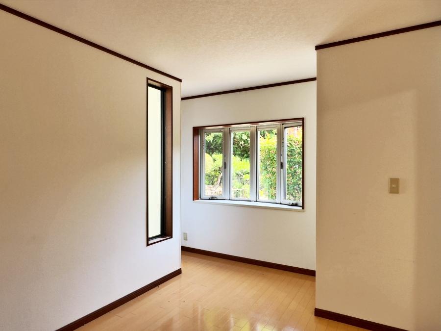 逗子市山の根二丁目の賃貸物件/洋室｜こちらの出窓からも緑がまぶしい