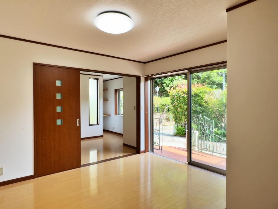 逗子市山の根二丁目の賃貸物件/リビング｜風の抜けが気持ちいい