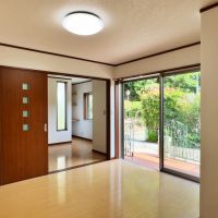 逗子市山の根二丁目の賃貸物件/リビング｜風の抜けが気持ちいい