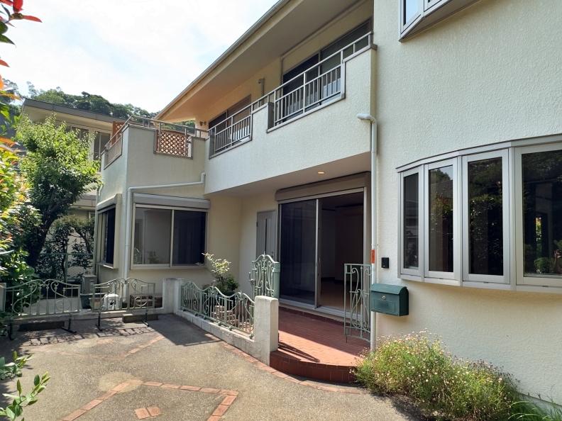 逗子市山の根二丁目の賃貸物件/外観｜部屋の前の駐車場から玄関ポーチが続きます。2階はオーナーがセカンドハウスとして利用中