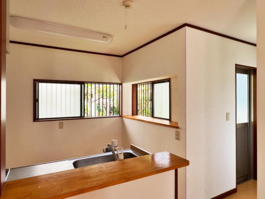 逗子市山の根二丁目の賃貸物件/キッチン｜後ろにはコーナー窓があり明るいです