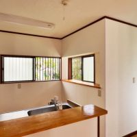 逗子市山の根二丁目の賃貸物件/キッチン｜後ろにはコーナー窓があり明るいです