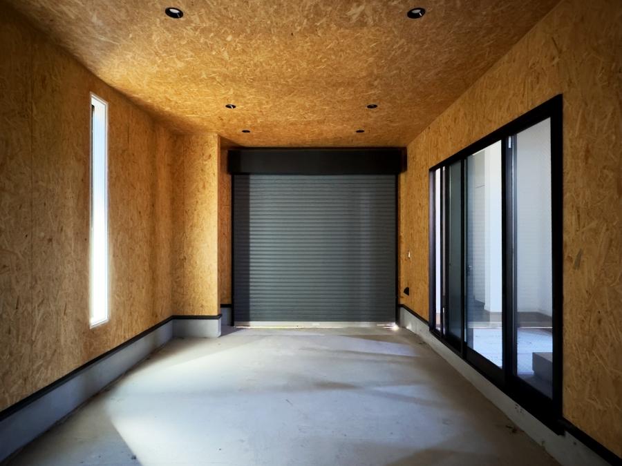 鎌倉市稲村ガ崎一丁目の賃貸物件/ガレージ｜OSBボードと思われる材と土間の空間は洞窟のよう