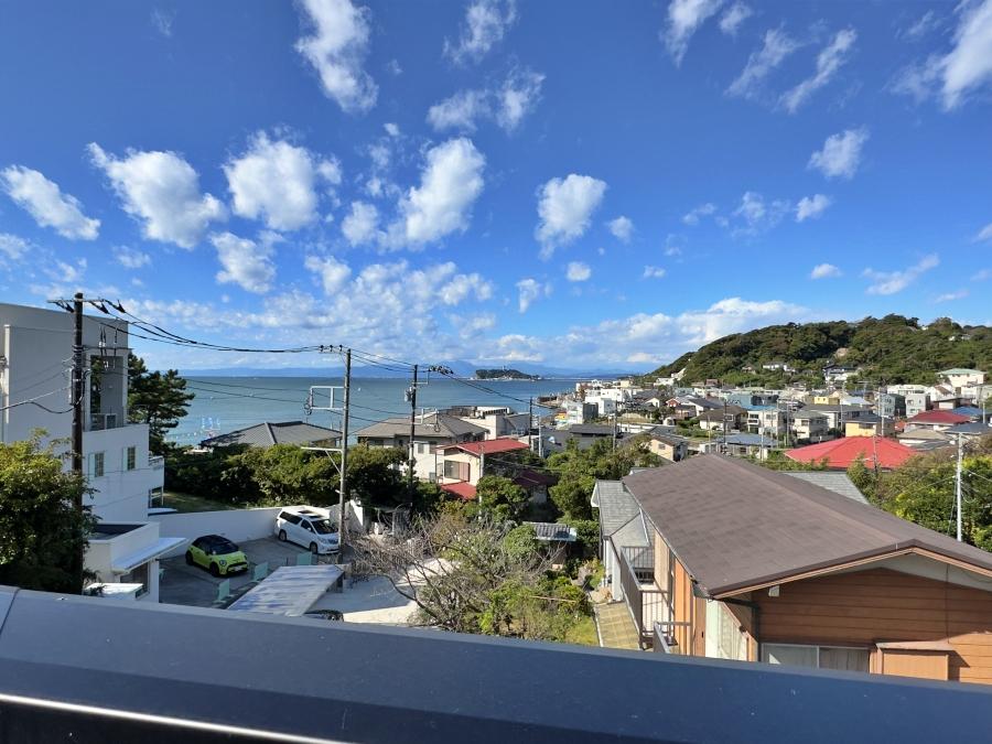 鎌倉市稲村ガ崎一丁目の賃貸物件/ルーフバルコニーの眺望｜海と江ノ島。雲がなければ富士山も見えるかも