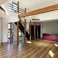 鎌倉市稲村ガ崎一丁目の賃貸物件/リビング｜梁と柱が見えてるのがいいですね