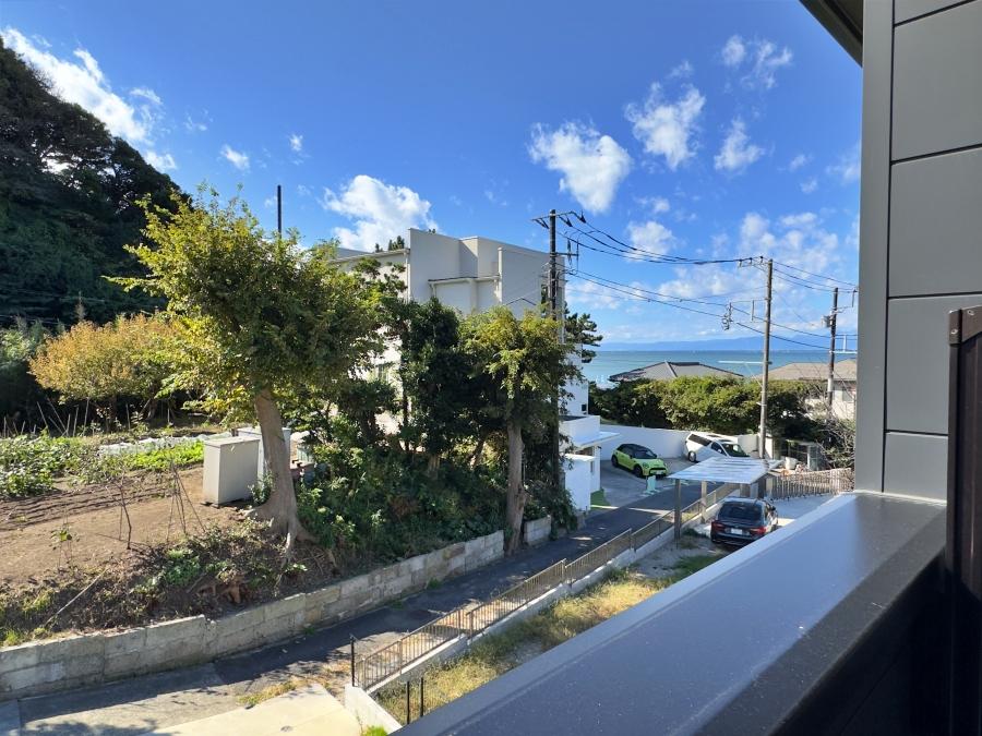 鎌倉市稲村ガ崎一丁目の賃貸物件/2階バルコニーの眺望｜ここからもバッチリ海が見えます