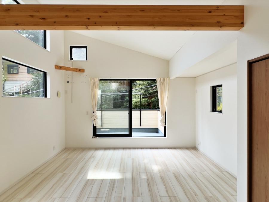 鎌倉市稲村ガ崎四丁目の賃貸物件/リビング｜勾配天井で面積以上に広さを感じます
