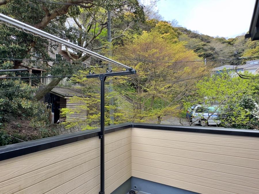 鎌倉市稲村ガ崎四丁目の賃貸物件/バルコニー｜山奥にいるのかと思うほどの緑