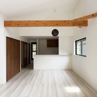 鎌倉市稲村ガ崎四丁目の賃貸物件/リビング｜スーっと化粧梁が一本走っています