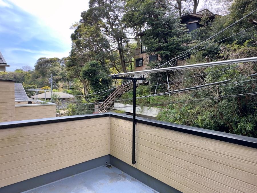 鎌倉市稲村ガ崎四丁目の賃貸物件/バルコニー｜画面左に進んでいくと海に着きます