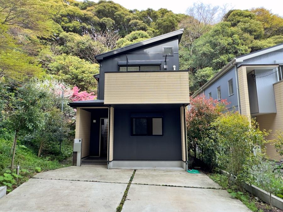 鎌倉市稲村ガ崎四丁目の賃貸物件/外観｜ブラックのガルバリウム鋼板がかっこいい