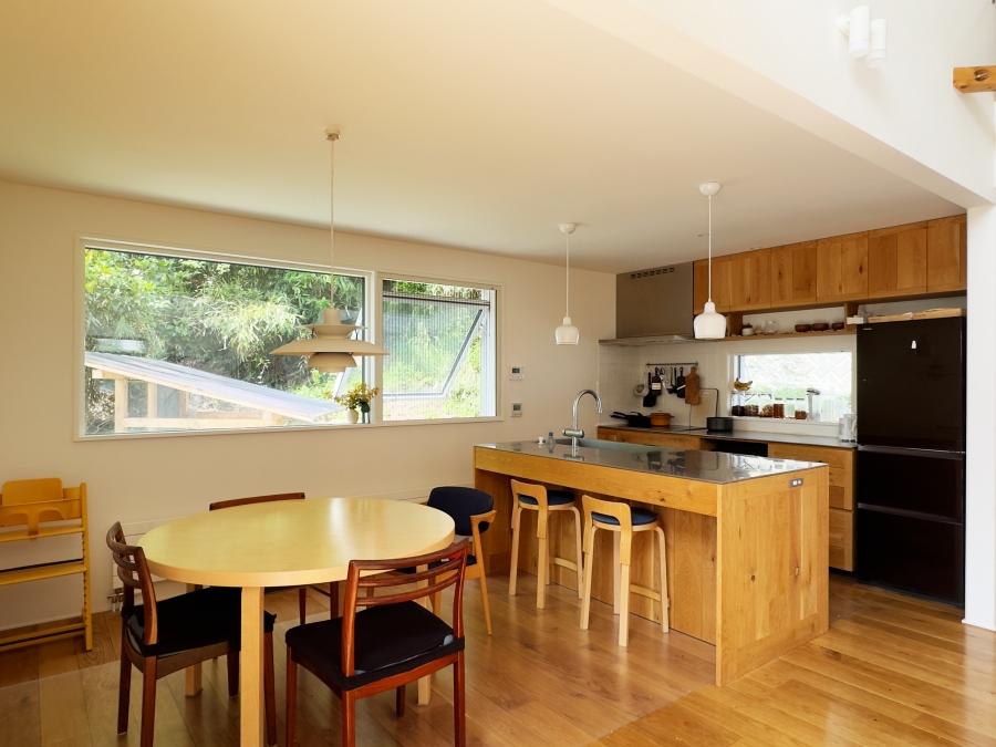 鎌倉市西御門一丁目の賃貸物件/ダイニング｜山の緑が白い壁や天井に浸透してきて山とほぼ同化状態