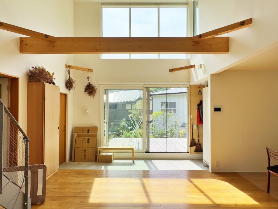 鎌倉市西御門一丁目の賃貸物件/吹き抜けのリビング｜ワイドな掃き出し窓ハイサイドライトは自然を映し出す大きなモニター