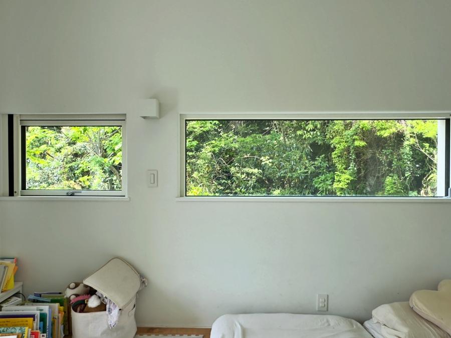 鎌倉市西御門一丁目の賃貸物件/2階寝室｜ピクチャーウィンドウの切り取る緑の世界