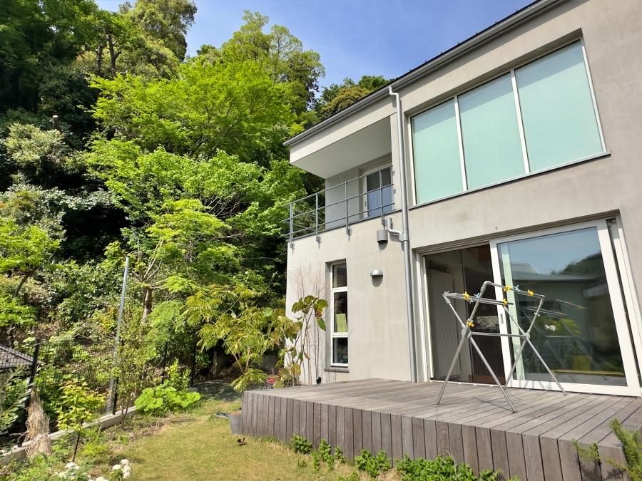 鎌倉市西御門一丁目の賃貸物件/庭から見た外観｜山の緑が迫っています
