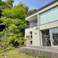 鎌倉市西御門一丁目の賃貸物件/庭から見た外観｜山の緑が迫っています