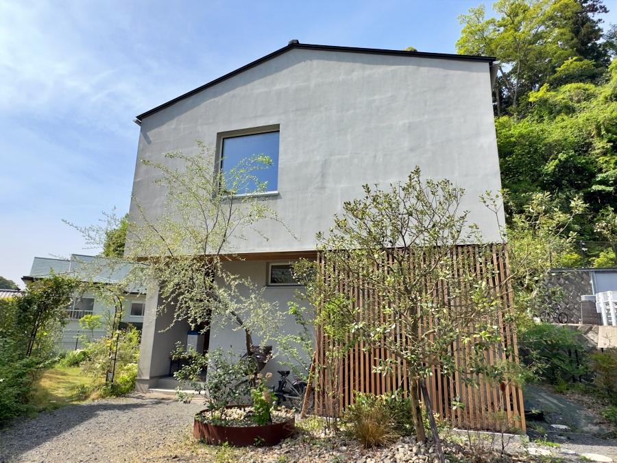 鎌倉市西御門一丁目の賃貸物件/正面外観｜ライトグレーのシンプルなデザインは周囲と調和しています