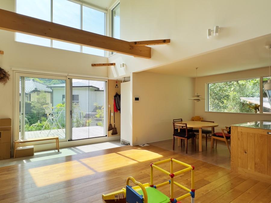 鎌倉市西御門一丁目の賃貸物件/リビング｜リビングは巨大な吹き抜けの空間。ダイニングは天井高を抑えてメリハリをつけています