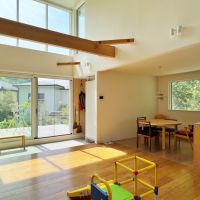 鎌倉市西御門一丁目の賃貸物件/リビング｜リビングは巨大な吹き抜けの空間。ダイニングは天井高を抑えてメリハリをつけています