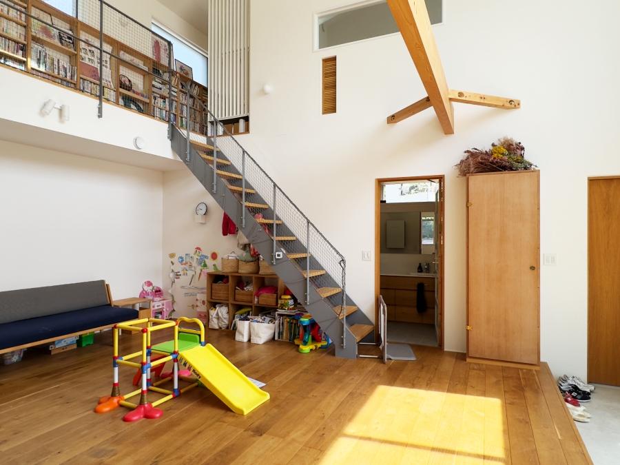 鎌倉市西御門一丁目の賃貸物件/リビング｜中央にお子さんの滑り台。ここは贅沢な遊び場です