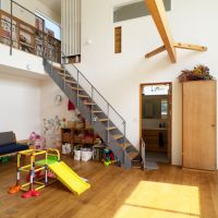 鎌倉市西御門一丁目の賃貸物件/リビング｜中央にお子さんの滑り台。ここは贅沢な遊び場です