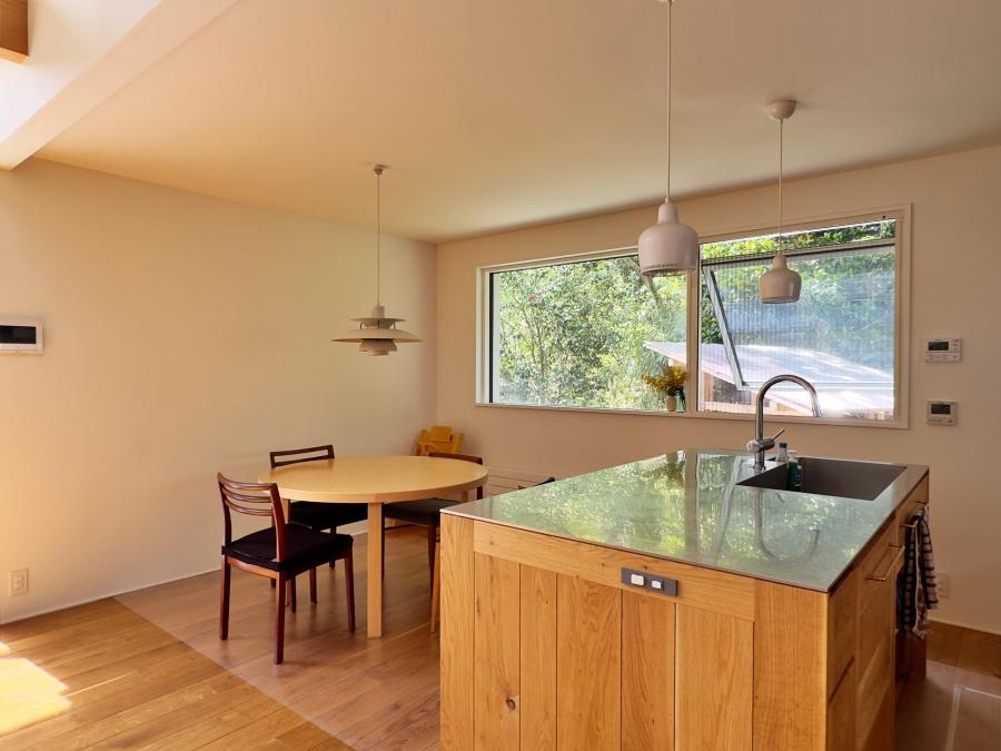 鎌倉市西御門一丁目の賃貸物件/ダイニング｜キッチンの天板に緑が反射しています