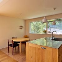 鎌倉市西御門一丁目の賃貸物件/ダイニング｜キッチンの天板に緑が反射しています